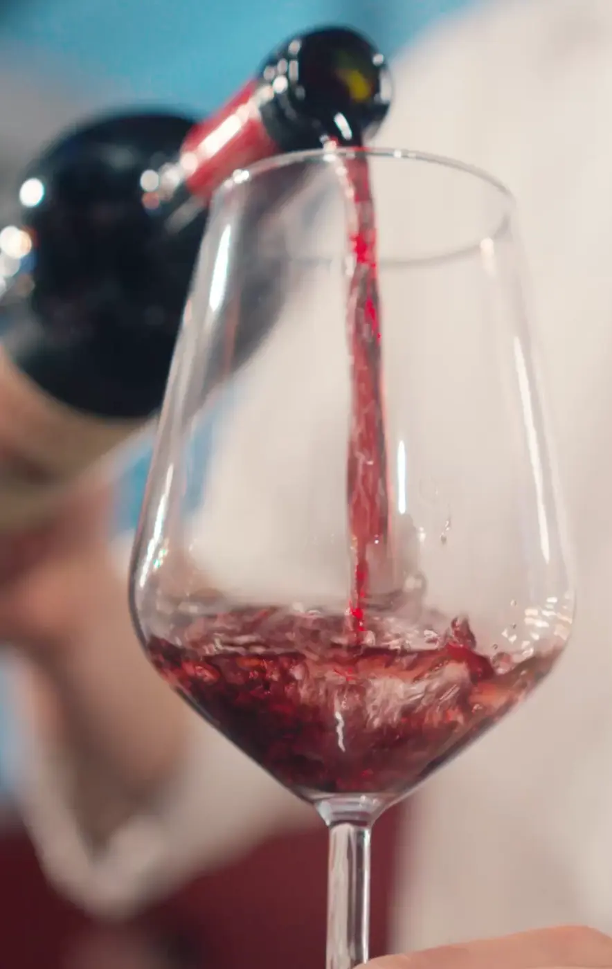 Un calice viene riempito durante Wine Not?